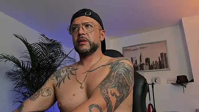 Snapshot of MrFrank_tattoo chatting on January 2025 10:11:02 PM MrFrank tattoo online show from January 2025 10:11:02 PM