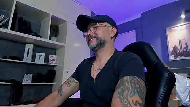 Snapshot of MrFrank_tattoo chatting on September 2025 01:06:02 AM MrFrank tattoo online show from September 2025 01:06:02 AM