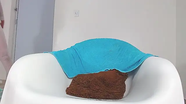 Upskirt Squirt96 online show from October 2025 01:56:01 PM