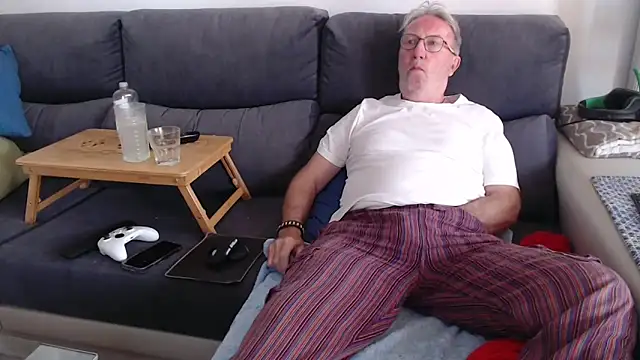 Snapshot of Nudelschwanz chatting on May 2026 01:37:02 PM Nudelschwanz online show from May 2026 01:37:02 PM