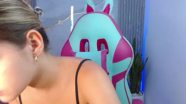 sofia henaok online show from February 2025 06:19:01 PM