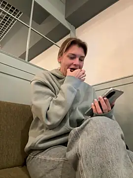 Snapshot of ValenciaShock chatting on October 2025 06:42:02 AM ValenciaShock online show from October 2025 06:42:02 AM