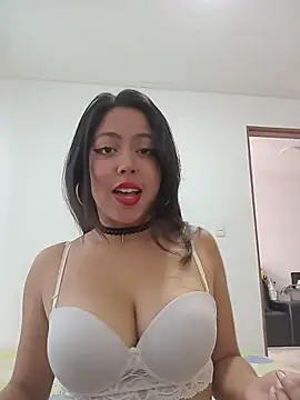 Snapshot of leah_passion chatting on May 2026 04:36:01 PM leah passion online show from May 2026 04:36:01 PM