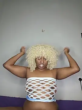 Snapshot of queen_mendyz chatting on June 2026 10:00:01 PM queen mendyz online show from June 2026 10:00:01 PM
