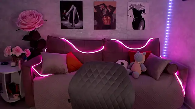 tiffany  burn online show from December 2025 09:05:01 AM