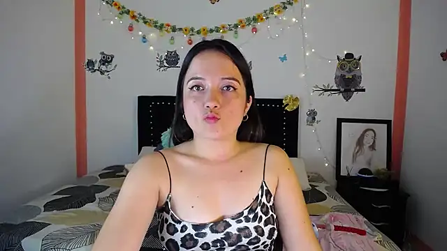 Snapshot of naughty_girl_4u chatting on December 2024 07:43:02 PM naughty girl 4u online show from December 2024 07:43:02 PM