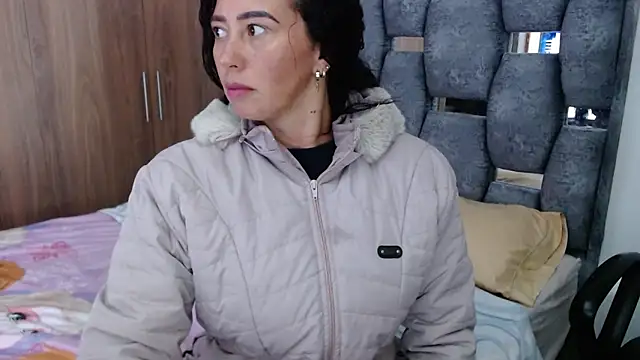 sara hott 1 online show from January 2025 02:51:01 PM