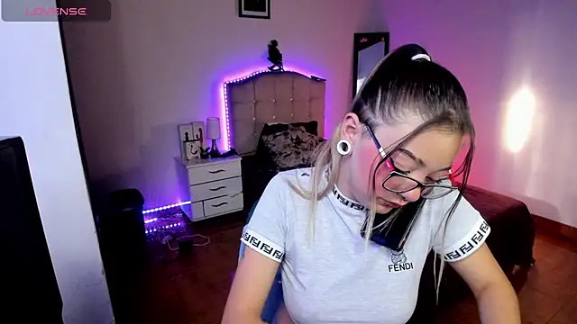 Megan 19  online show from September 2025 09:48:02 PM
