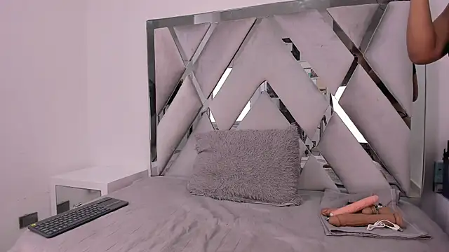 Naughty  Mom online show from February 2025 06:17:01 PM