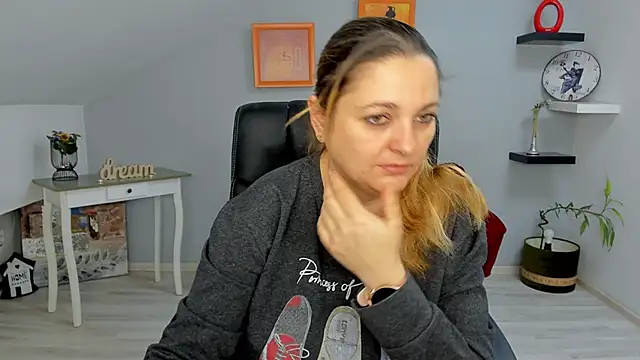 Snapshot of LollaGirl chatting on January 2025 04:19:01 AM LollaGirl online show from January 2025 04:19:01 AM