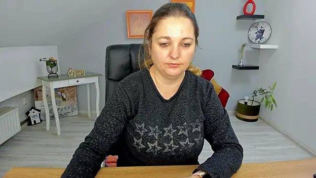 Snapshot of LollaGirl chatting on January 2025 04:18:01 AM LollaGirl online show from January 2025 04:18:01 AM