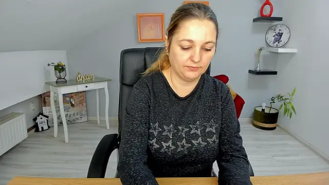 Snapshot of LollaGirl chatting on January 2025 04:25:02 AM LollaGirl online show from January 2025 04:25:02 AM