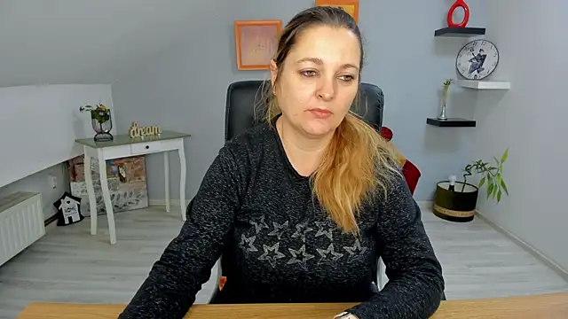 Snapshot of LollaGirl chatting on January 2025 04:15:01 AM LollaGirl online show from January 2025 04:15:01 AM