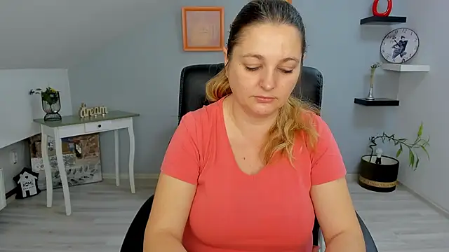 Snapshot of LollaGirl chatting on January 2025 04:13:01 AM LollaGirl online show from January 2025 04:13:01 AM