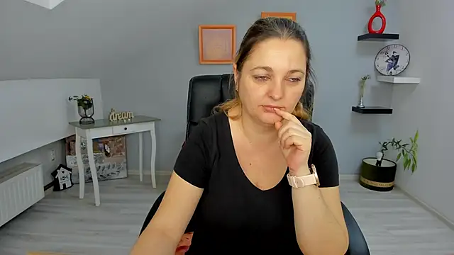 Snapshot of LollaGirl chatting on January 2025 03:58:02 AM LollaGirl online show from January 2025 03:58:02 AM