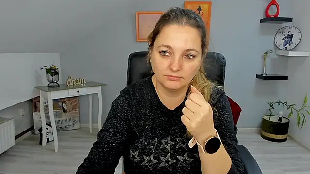 Snapshot of LollaGirl chatting on January 2025 04:58:02 AM LollaGirl online show from January 2025 04:58:02 AM