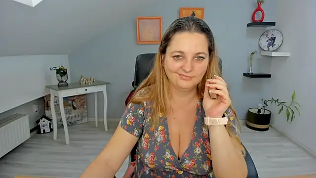 Snapshot of LollaGirl chatting on February 2025 10:19:01 AM LollaGirl online show from February 2025 10:19:01 AM