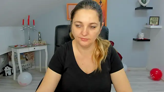 Snapshot of LollaGirl chatting on February 2025 04:23:02 AM LollaGirl online show from February 2025 04:23:02 AM