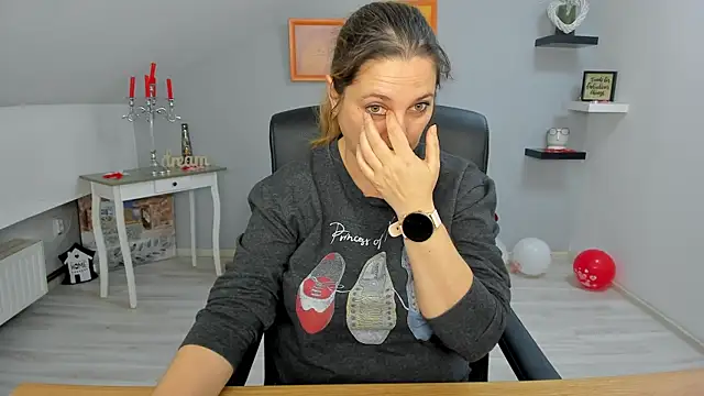 Snapshot of LollaGirl chatting on February 2025 04:14:02 AM LollaGirl online show from February 2025 04:14:02 AM