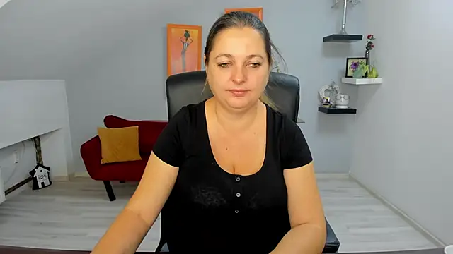 Snapshot of LollaGirl chatting on October 2025 03:28:01 AM LollaGirl online show from October 2025 03:28:01 AM