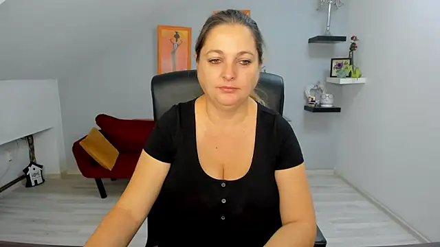 Snapshot of LollaGirl chatting on October 2025 03:18:02 AM LollaGirl online show from October 2025 03:18:02 AM