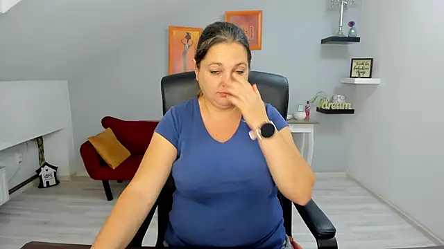 Snapshot of LollaGirl chatting on October 2025 03:18:02 AM LollaGirl online show from October 2025 03:18:02 AM