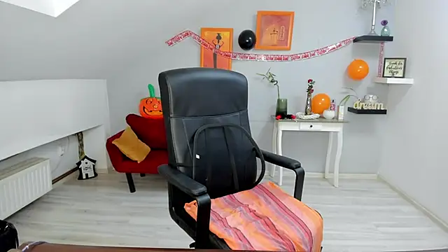 Snapshot of LollaGirl chatting on October 2025 04:27:01 AM LollaGirl online show from October 2025 04:27:01 AM