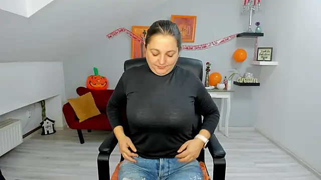 Snapshot of LollaGirl chatting on October 2025 04:25:02 AM LollaGirl online show from October 2025 04:25:02 AM