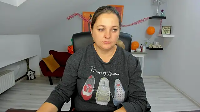 Snapshot of LollaGirl chatting on October 2025 04:24:02 AM LollaGirl online show from October 2025 04:24:02 AM