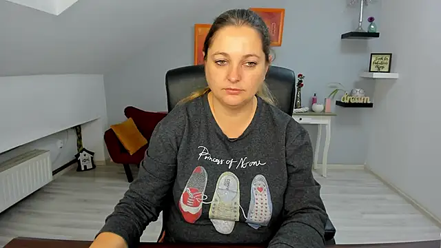 Snapshot of LollaGirl chatting on November 2025 04:24:02 AM LollaGirl online show from November 2025 04:24:02 AM