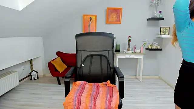 Snapshot of LollaGirl chatting on November 2025 04:22:02 AM LollaGirl online show from November 2025 04:22:02 AM