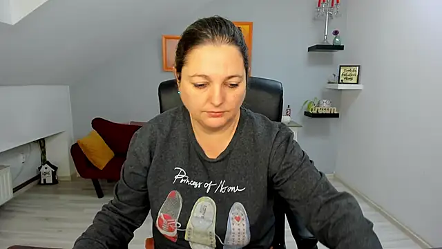 LollaGirl online show from January 2026 04:18:01 AM