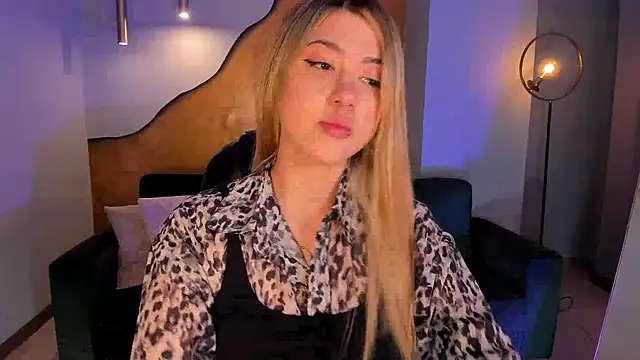 EveBensonX online show from November 2025 12:27:02 PM