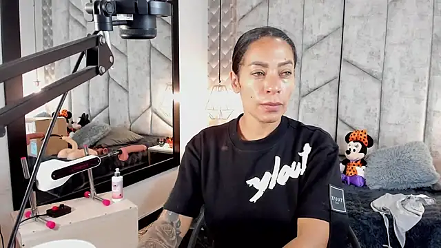 NiicolleMiller online show from October 2025 12:19:01 PM