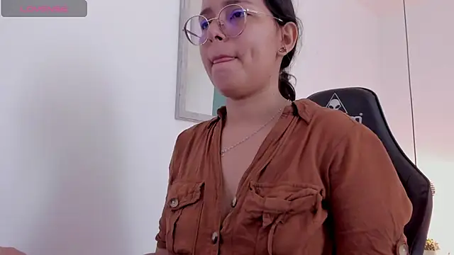 lucy blue28 online show from April 2026 01:05:02 PM