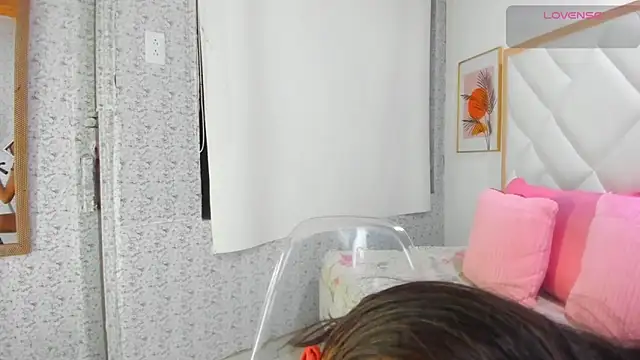 Snapshot of EmiliBonnie chatting on October 2025 12:01:02 AM EmiliBonnie online show from October 2025 12:01:02 AM