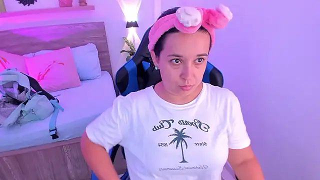 izaro22 online show from September 2025 01:05:02 PM