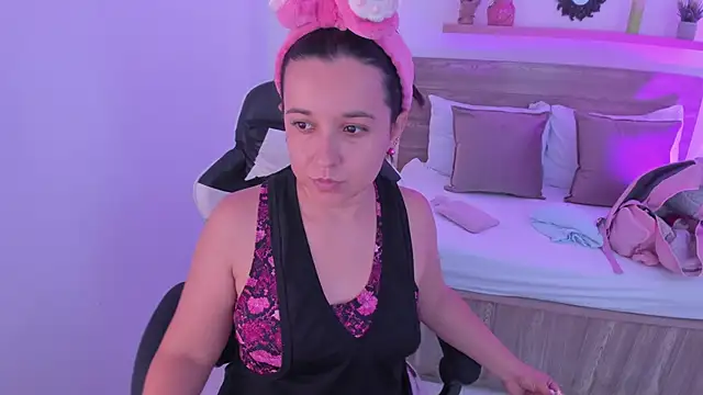 izaro22 online show from October 2025 01:23:01 PM