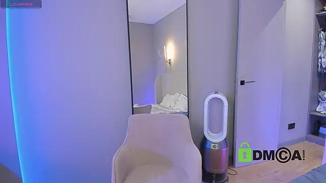 Snapshot of Wallflowerr chatting on October 2025 06:25:02 PM Wallflowerr online show from October 2025 06:25:02 PM