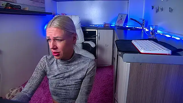 Skinny Nally online show from April 2026 01:42:02 AM