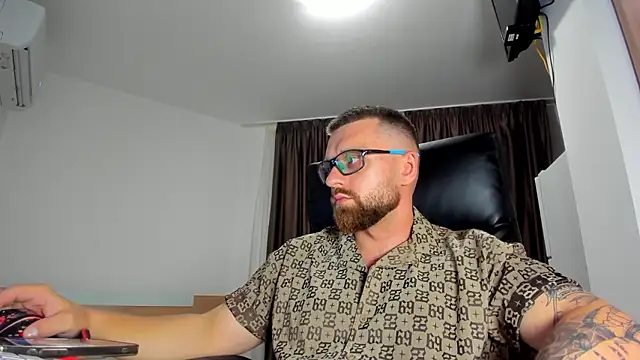 Snapshot of Findom_guy chatting on July 2026 05:39:01 PM Findom guy online show from July 2026 05:39:01 PM