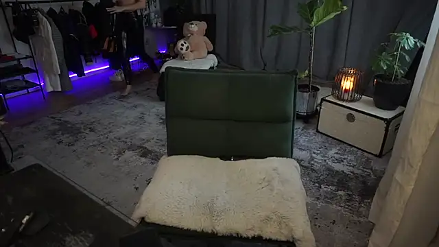 LaraPunkt online show from February 2025 08:40:02 AM