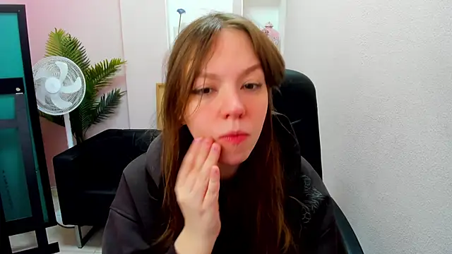 Persephoni online show from March 2025 05:44:01 AM