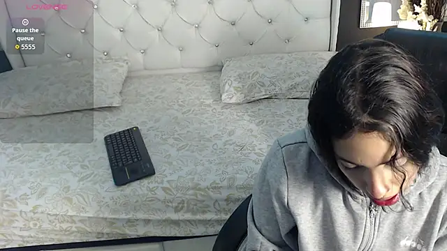 LiaVillalobos online show from October 2025 01:03:02 PM