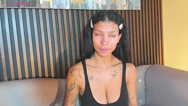 Snapshot of LauraAristizabal chatting on October 2025 12:38:01 PM LauraAristizabal online show from October 2025 12:38:01 PM