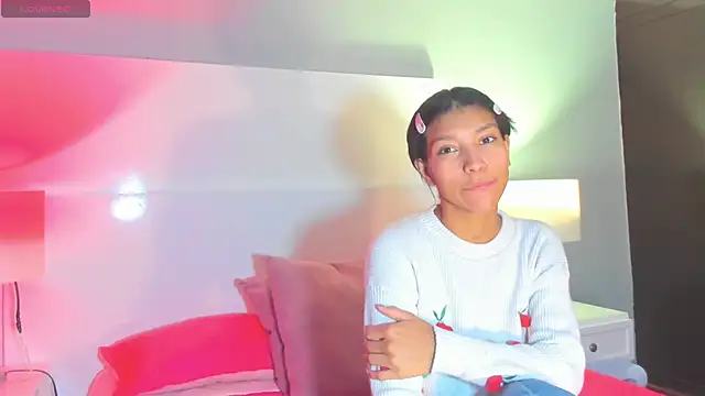 Snapshot of LauraAristizabal chatting on October 2025 12:50:02 PM LauraAristizabal online show from October 2025 12:50:02 PM