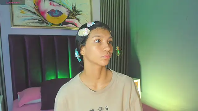 Snapshot of LauraAristizabal chatting on October 2025 12:34:02 PM LauraAristizabal online show from October 2025 12:34:02 PM