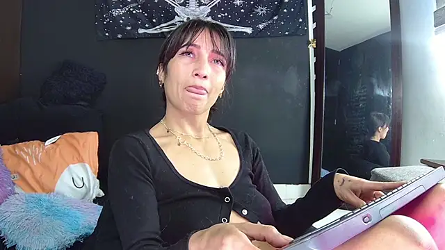 EvangelineCors online show from November 2025 06:08:01 PM