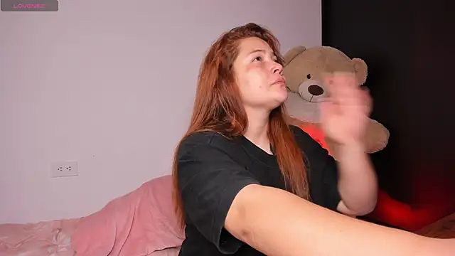 Snapshot of EmilyBarragan chatting on October 2025 12:30:02 AM EmilyBarragan online show from October 2025 12:30:02 AM