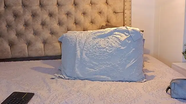 KeryHillson online show from February 2026 12:32:02 PM